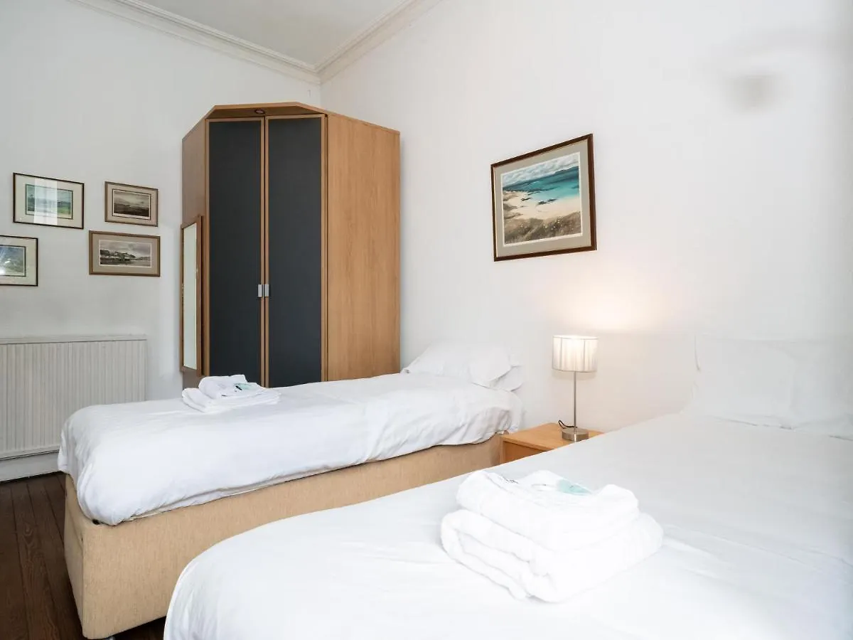 エディンバラPass The Keys Quiet 2Beds Flat With High Ceilings And Great Viewsアパートメント エディンバラ