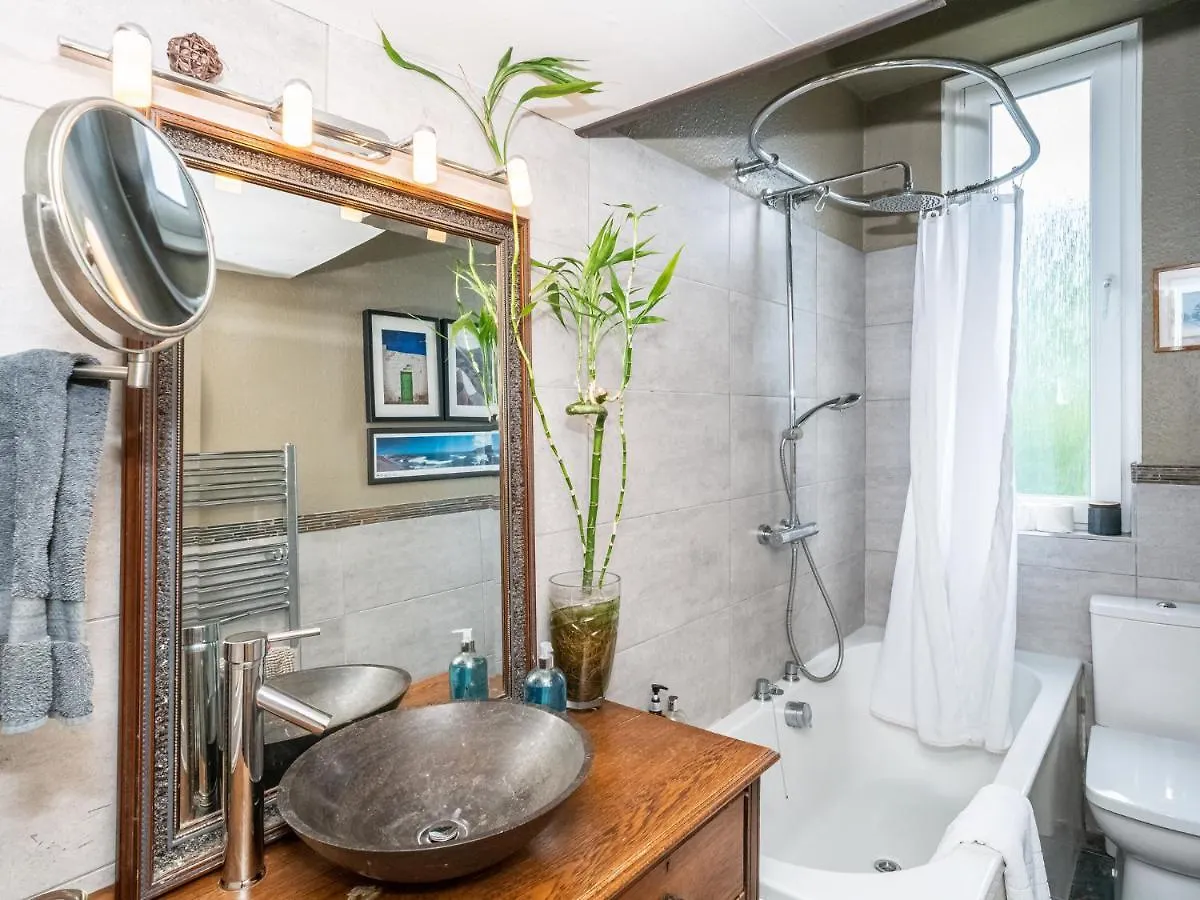 エディンバラPass The Keys Quiet 2Beds Flat With High Ceilings And Great Viewsアパートメント アパート エディンバラ